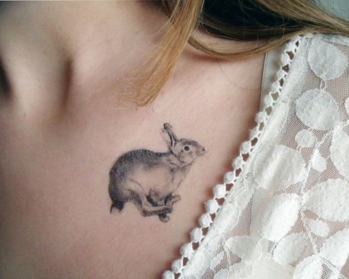 Tatuagem de coelho, coelho saltador, mulheres de tatuagem de peito, cabelo branqueado