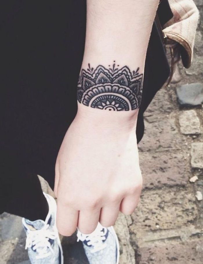 Tatuagem de pulseira, meia mandala, desenho de pele no pulso