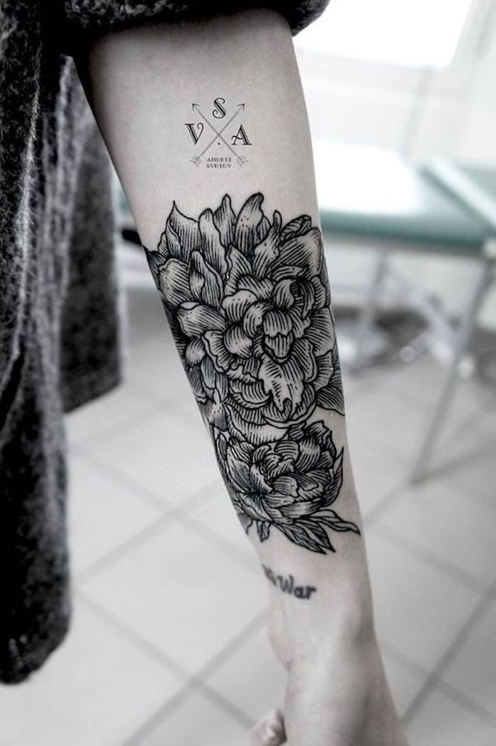 kobieta ramię tatuaż, kwiatowy tatuaż, kompas