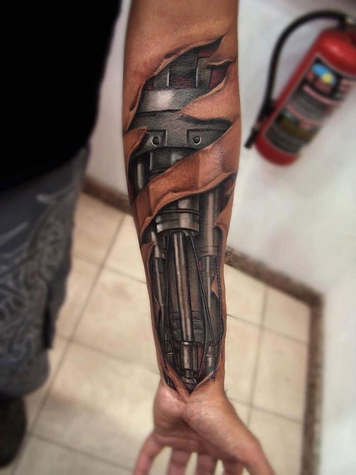 braț tatuaj om, tatuaj biomecanic pe antebrațul său