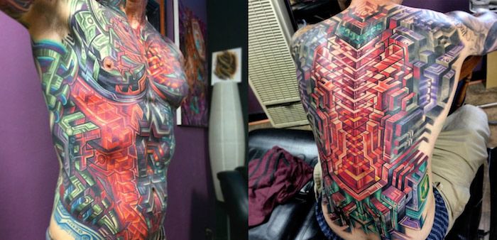 tatuaje motive bărbați, om cu tatuaj mare colorate pe partea superioară a corpului