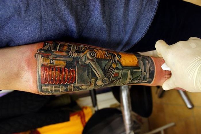 bărbat tatuator sărac, tatuaj colorat pe antebraț, tatuaje pentru bărbați