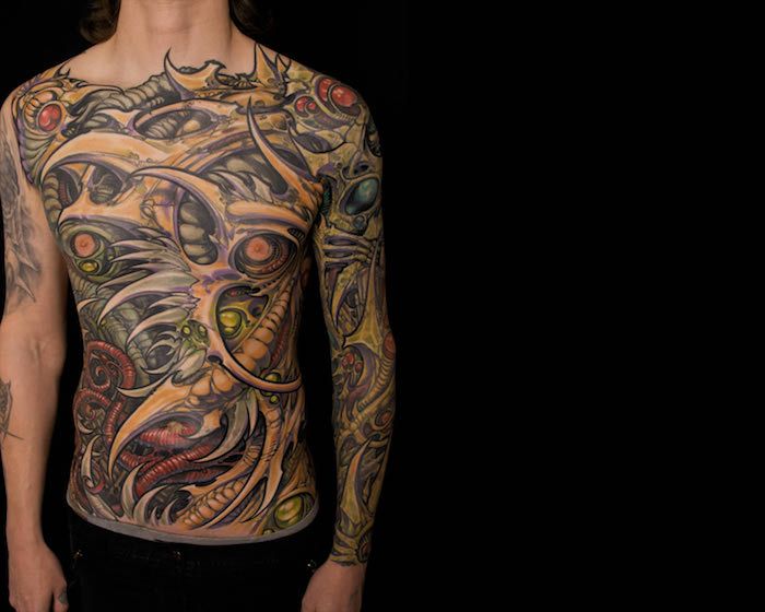 homens de motivos de tatuagem, grande tatuagem colorida na parte superior do corpo