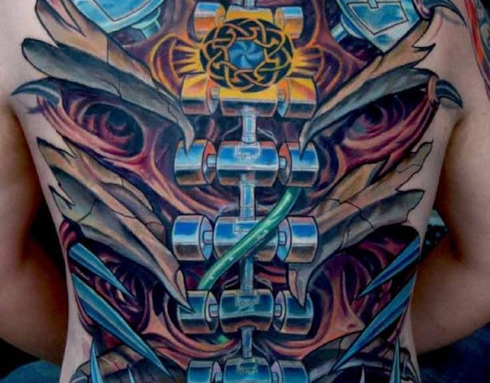 tatuiruotės motyvai vyrams, tatuiruotė su mašina dalimis ant nugaros