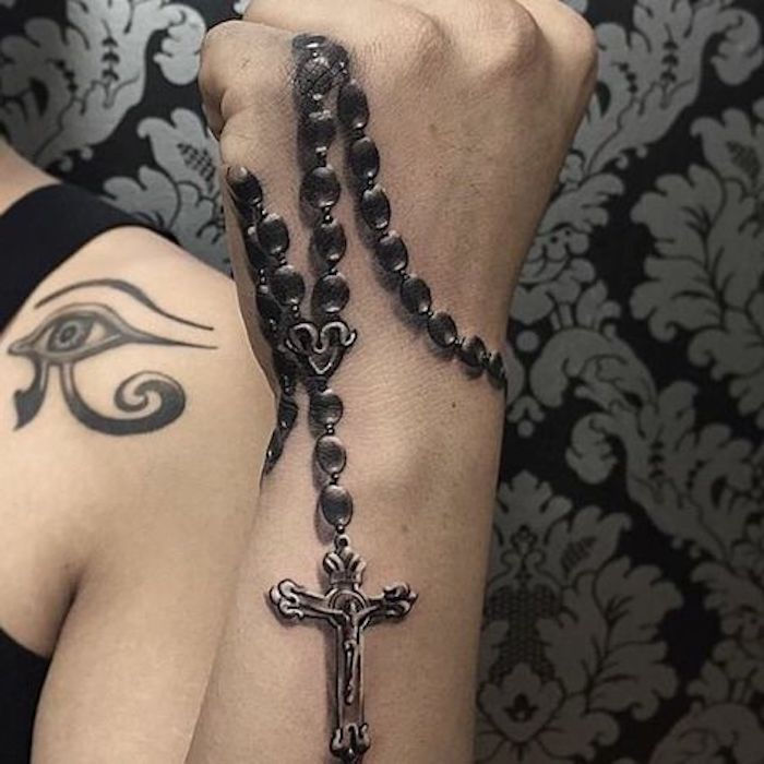 símbolos religiosos, rosário preto com cruz, olho de Re