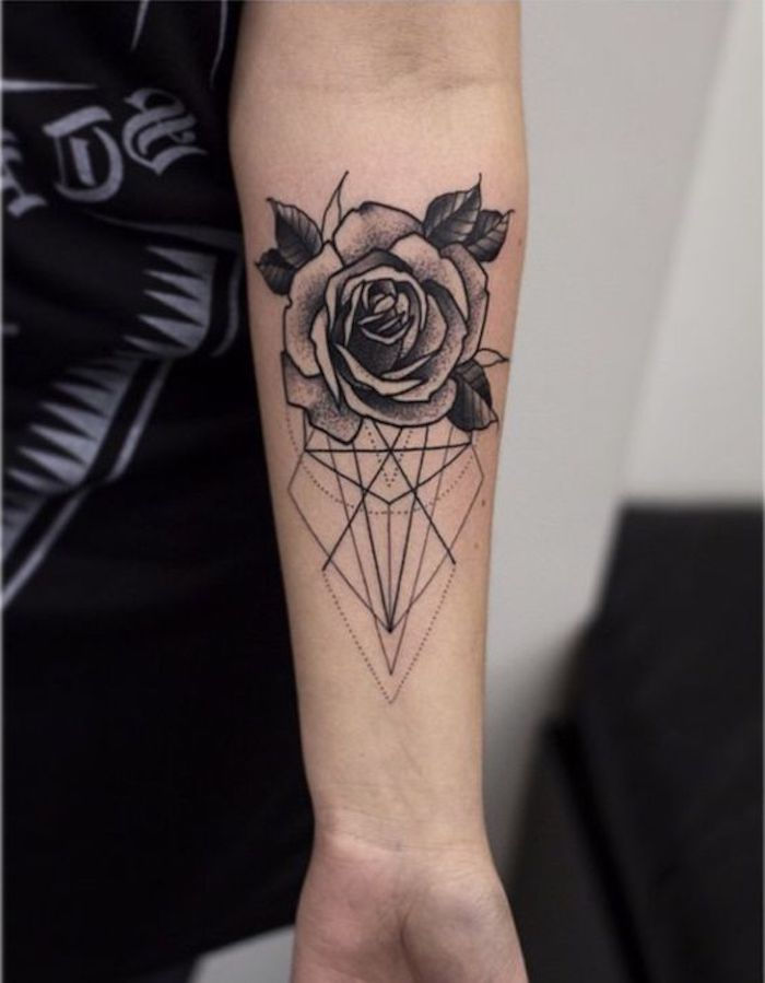 kobieta ramię tatuaż, róża z figur geometrycznych na przedramieniu