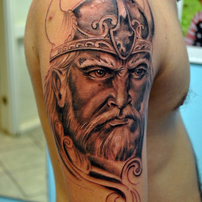 tatuaggio vichingo, braccio superiore, tatuaggio del braccio, uomo, casco, onde d'acqua