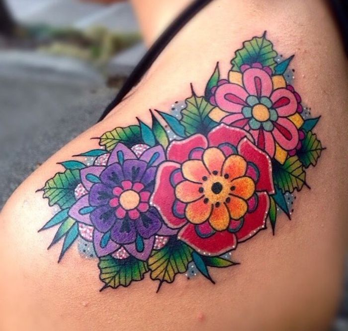 tatuiruotė atgal moteris, spalvota tatuiruotė su gėlėmis ant peties
