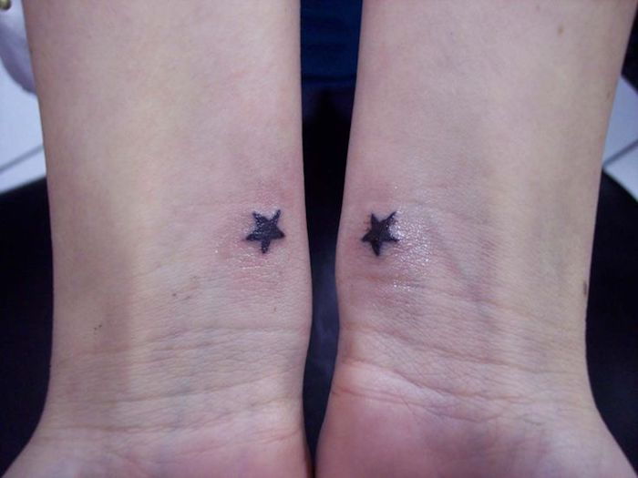 iki küçük siyah yıldız ile dövmeli iki eli - dövme yıldız bilek