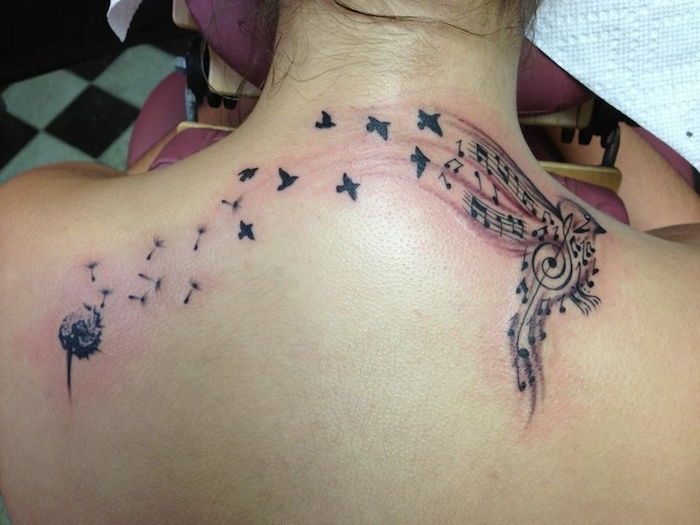 tetovacie symboly, tetovanie s kvetinami, vtáky a poznámky na chrbte