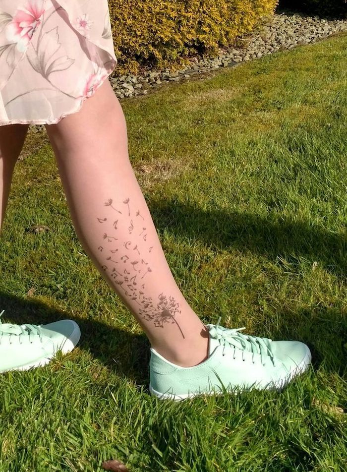 meningsfulla tatueringar, kvinna i gröna sportskor, rosa klänning och tatuering på benet