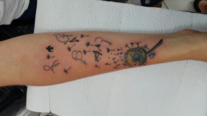 tatueringssymboler, tatuering med blomma och fåglar på benet