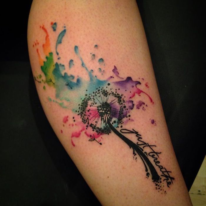 tatueringssymboler, färgad akvarelltatuering med blommotiv på benet