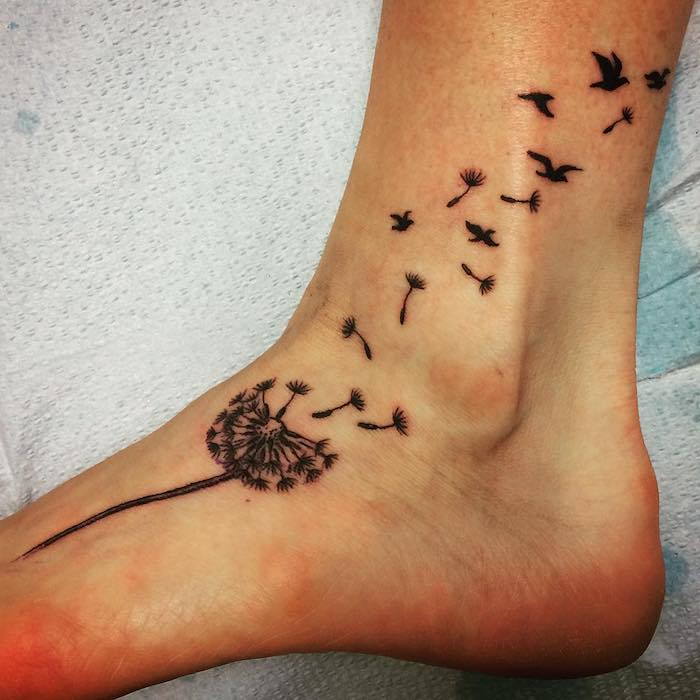 små tatueringsmotiv, svart tatuering med maskros motiv på foten