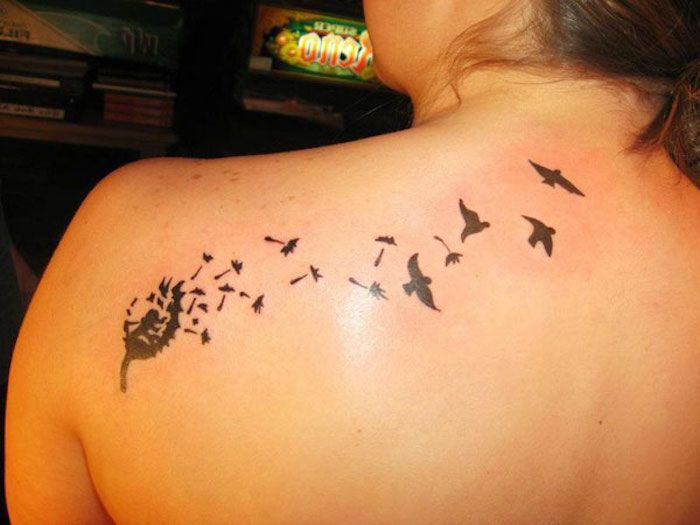 tatuering fågel, svart tatuering med blowball och flygande fåglar
