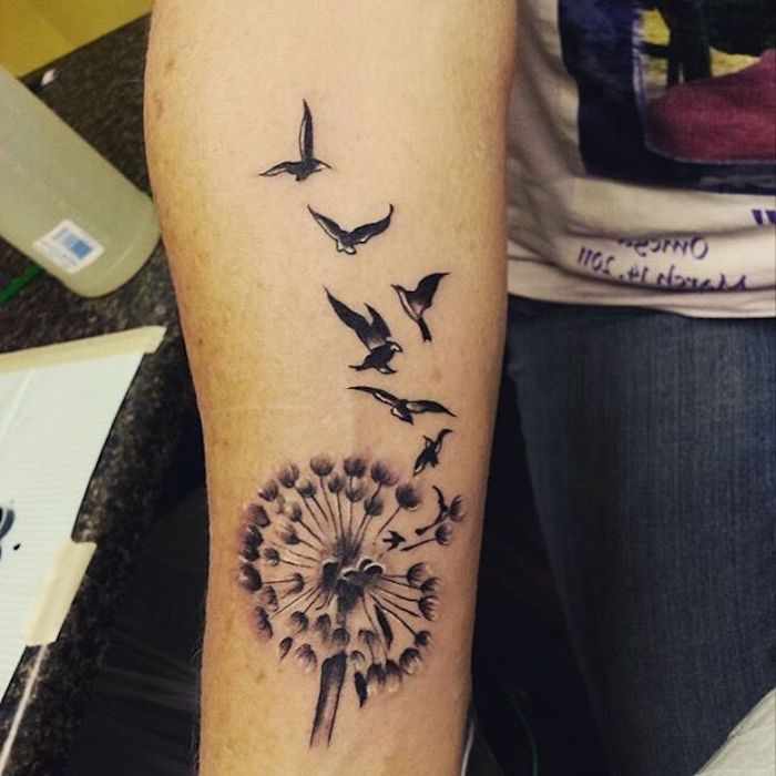 tatuering fågel, svart och vit tatuering på armen, blowball med fåglar