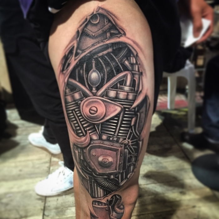 Tatuagens de homens, tatuagem 3d com peças de máquina na coxa