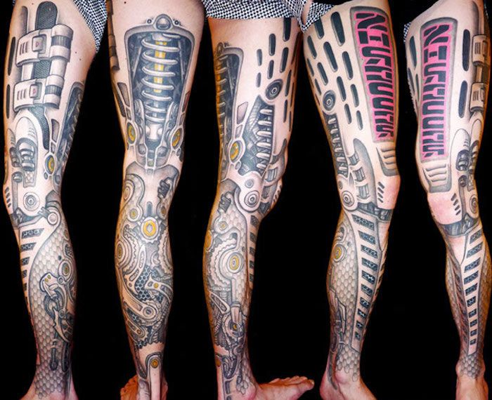 perna de tatuagem, grande tatuagem realista em toda a perna