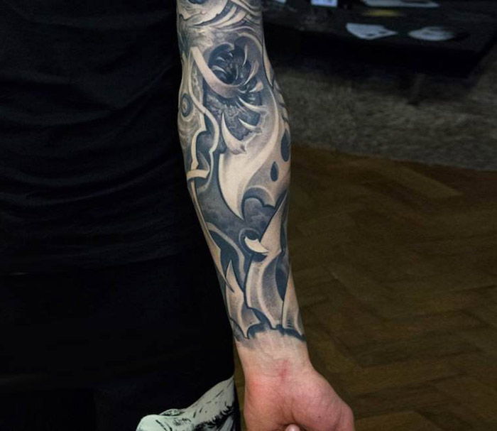 Tatuagens masculinas, manga tatuagem em cinza e preto