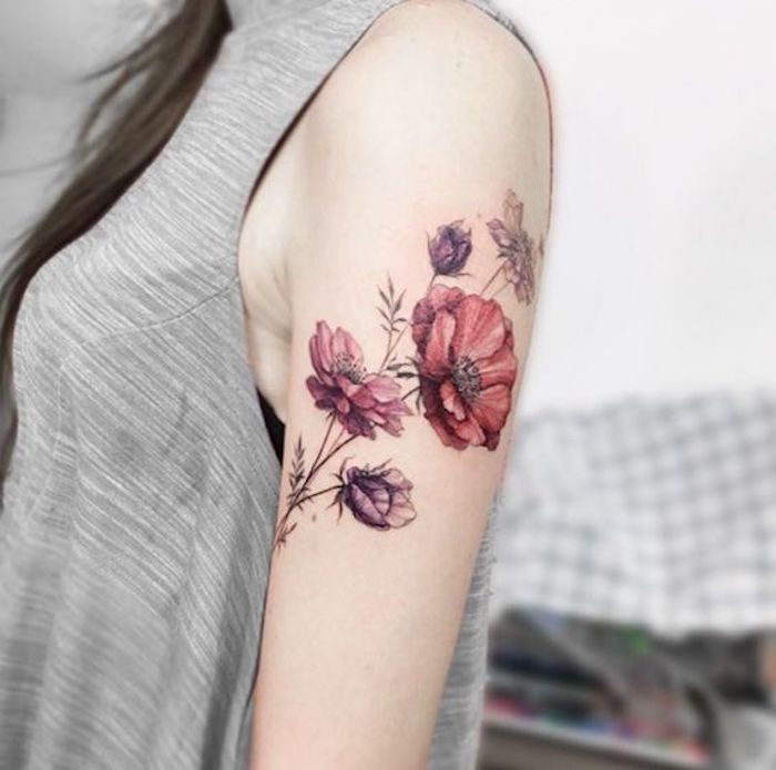 Mulher, com, ornamento pele, em, a, ombro, vermelho, e, lilás, flores