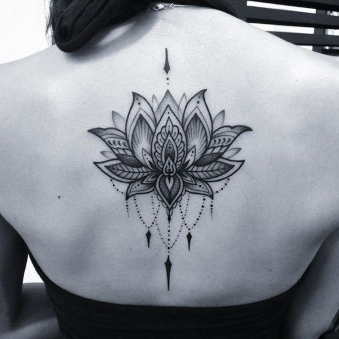 Back Tattoo, Lotus, klassiker i kvinnliga tatueringar, med uppmärksamhet på detaljer
