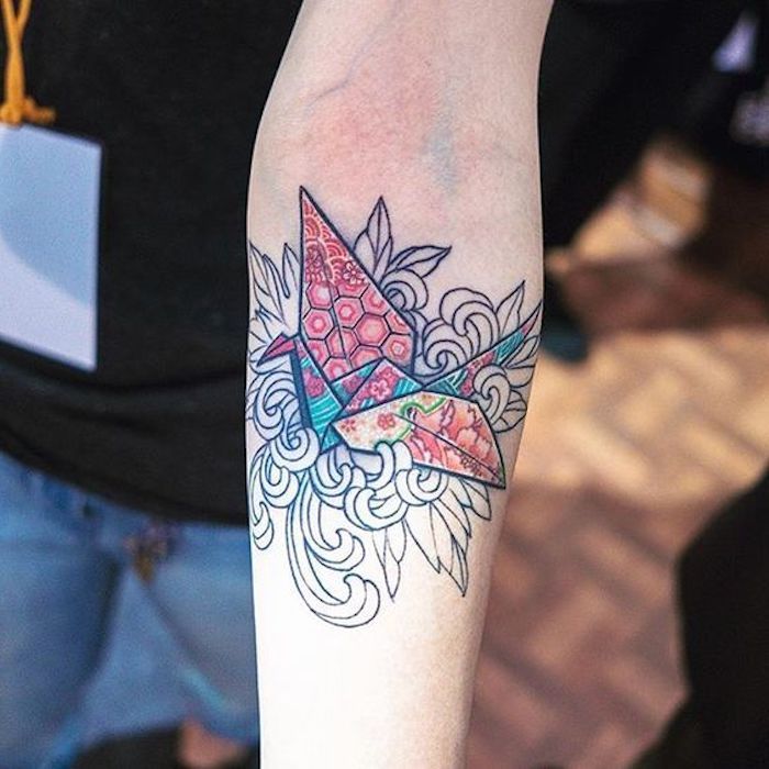 tatuagem de guindaste origami muito colorido sob o cotovelo