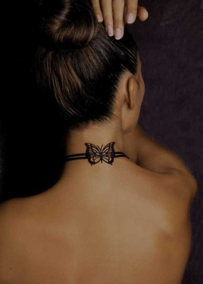 Boyunda dövme, kelebekle kolye, narin kadın dövme motifi