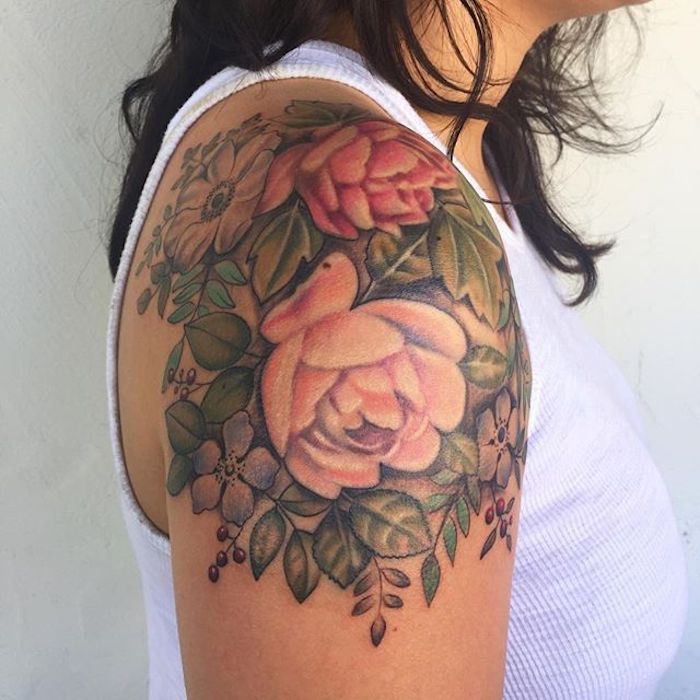tatuiruotės gėlės, moterys su realiu tatuiruote ant peties