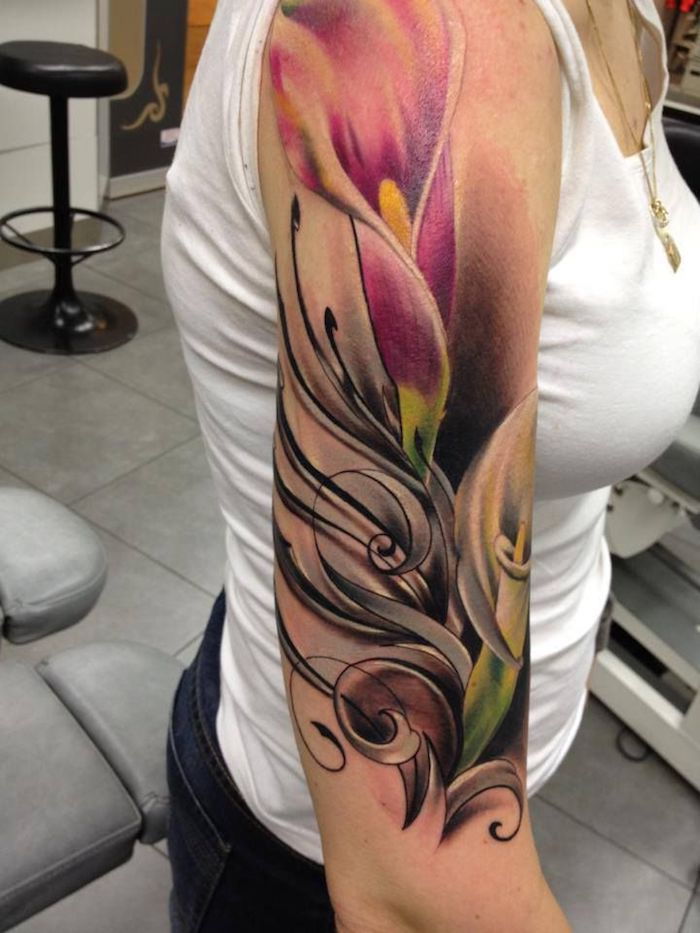 tatuiruotė gėlė, moteris su dideliu spalvotu tatuiruotu su kalla motyvu
