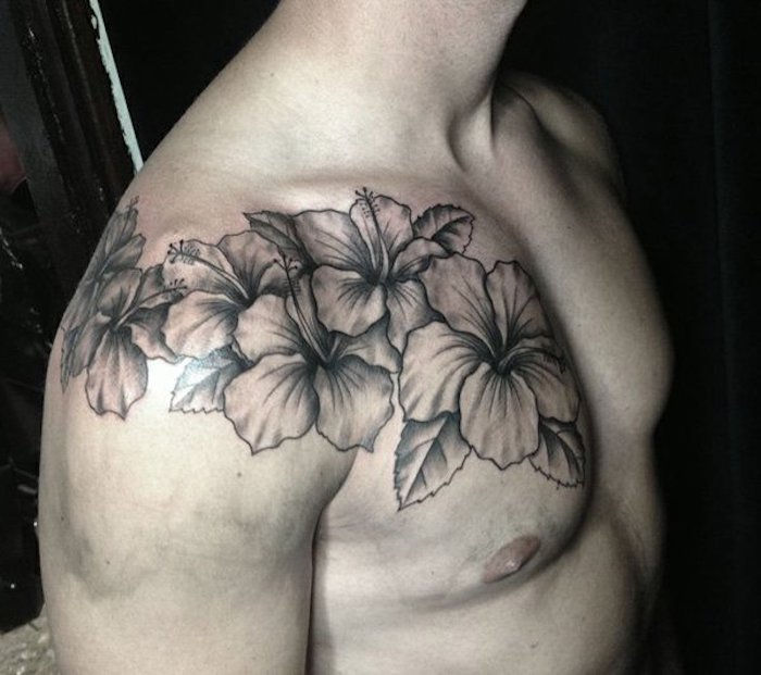 tatuiruotės gėlės, vyras su juoda ir pilka tatuiruotė ant peties