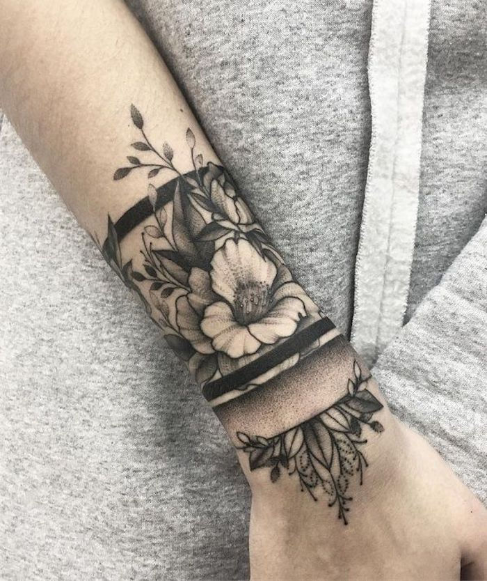 gėlės ir jų reikšmė, juoda ir pilka apyrankės tatuiruotė ant dilbio