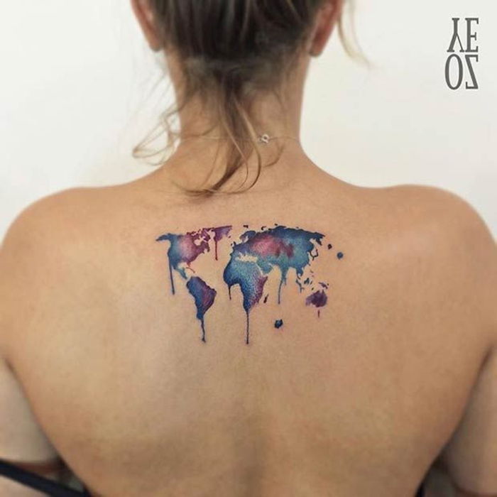 Idéer för kvinnliga tatueringar, kontinenter, blå och lila, tatueringsmotiv för äventyrare