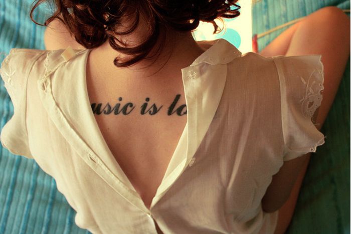Tillbaka tatuering, musik är kärlek, musik är kärlek, coola tatuering idéer för kvinnor