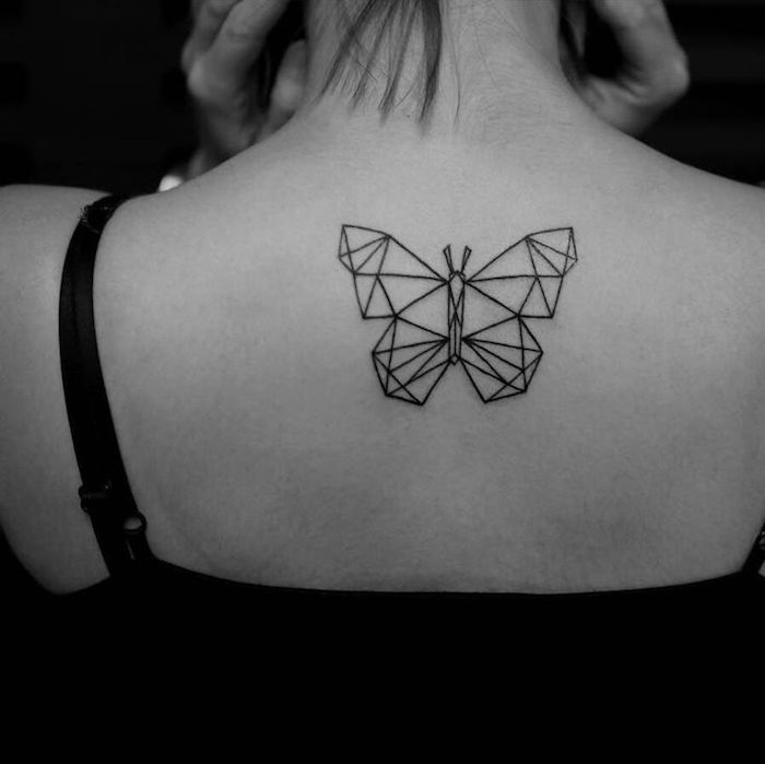 Tillbaka tatuering, fjäril av trianglar, kvinnlig tatueringsdesign för damer med stil
