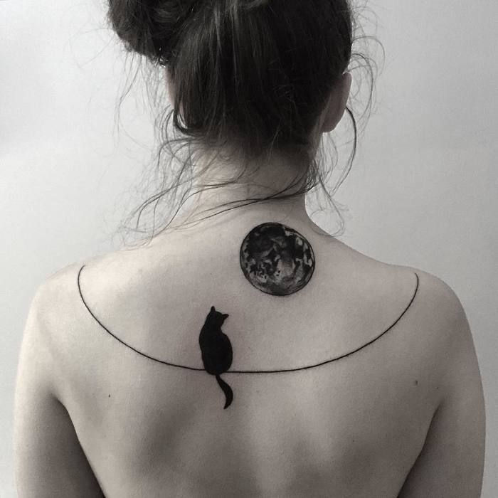 fantastiska tatueringsmotiv, svart katt och måne, stora tatueringar för kvinnor