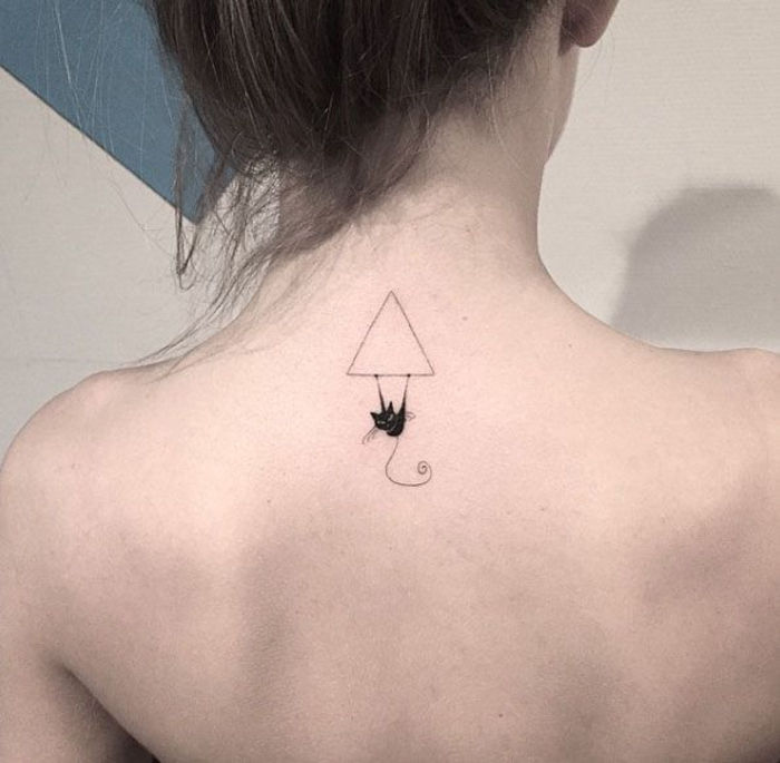 coola idéer för små tillbaka tatueringar, svart katt och triangel, kvinnliga tatuering motiv