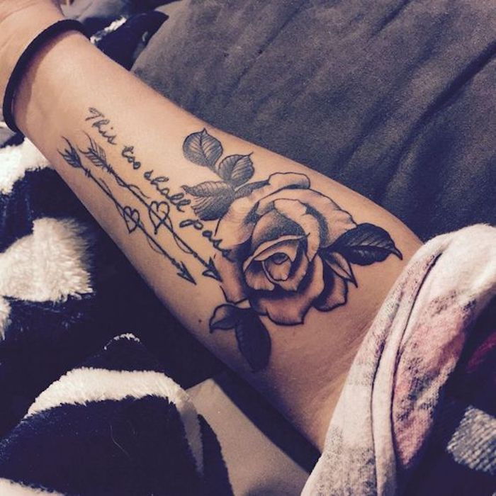 propozycje tatuaży, rzutki z sercami, biała róża, napis