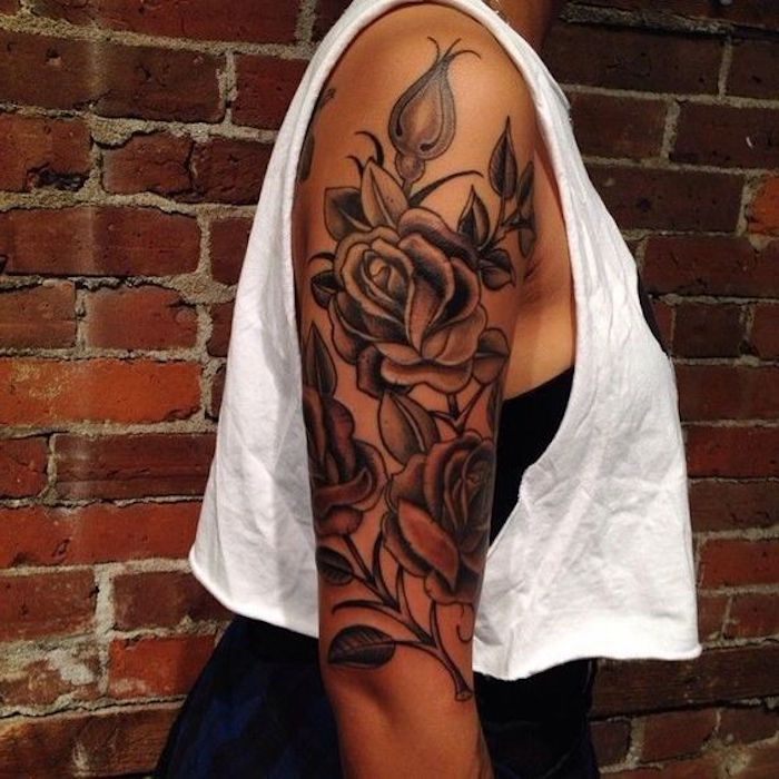 propozycje tatuaży, różany tatuaż na ramieniu, biała bluzka, czarna spódnica