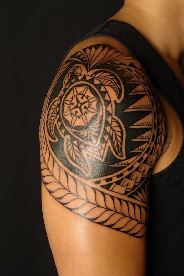 Homem, com, tatuagem ombro, com, antiga, tribal, elementos, tartaruga