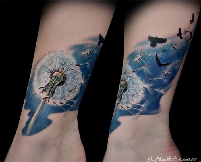 tatueringssymboler, färgad tatuering med blåsboll och fåglar