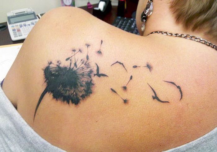 tatuering på axeln, kvinna med tatuering med maskros motiv