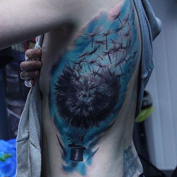 tetovanie s významom, veľké tetovanie v čiernom a modrom na strane tela