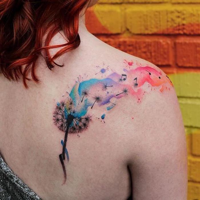 tatuering på axeln, kvinna med rött hår och färgad tatuering