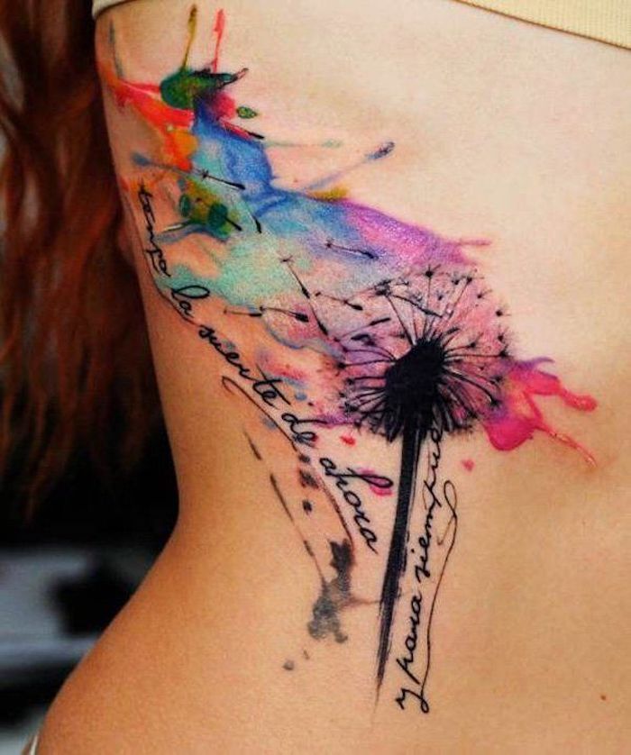 tatueringssymboler, kvinna med färgad tatuering på kroppssidan
