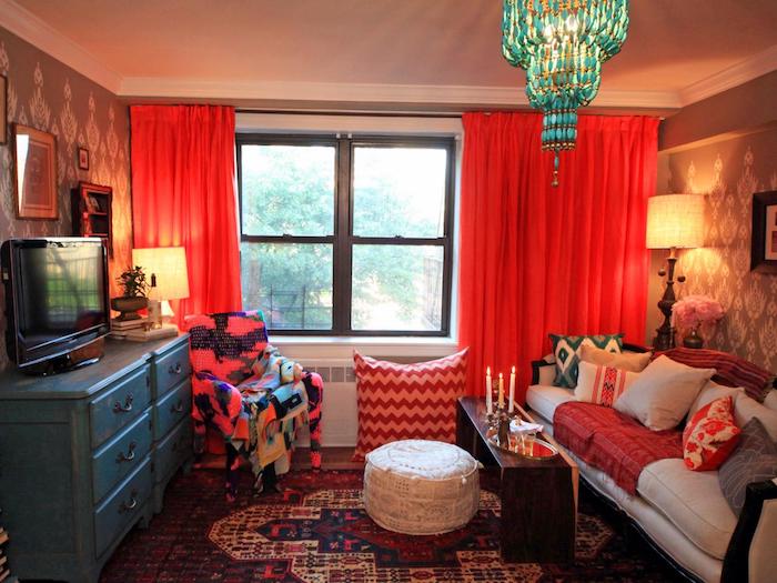 kırmızı perde, kanepe gençlik odası, abajur nedeniyle oryantal bir atmosfer