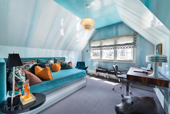 güzel odalar - bir tavan arası daire, duvarlardan mavi boya, mavi bir yatak