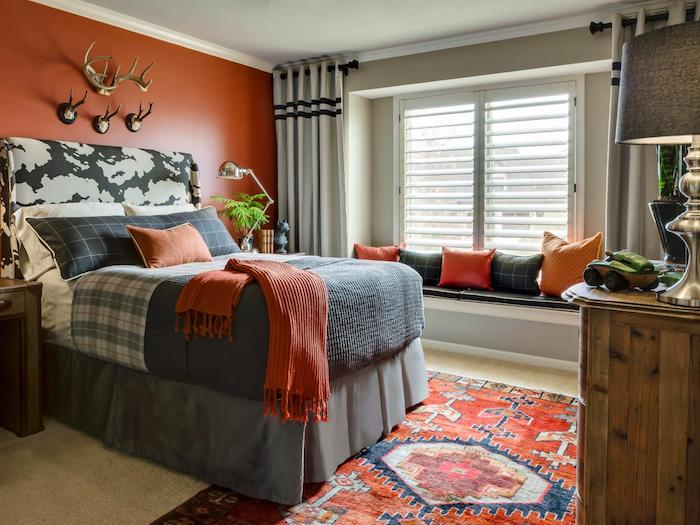 güzel odalar, turuncu duvarlar, Farsça halı, avcılar dekorasyon, küçük yastıklar
