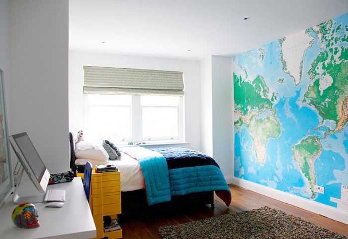 coğrafi dünya haritası, mavi yorgan ve beyaz masa ile bir fotoğraf kağıdı - güzel bir oda