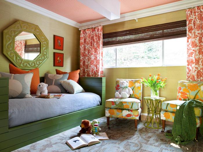mavi şilteli yeşil bir yatak, büyük, yeşil bir ayna, iki renkli koltuklar - güzel odalar