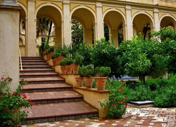 sodo dizainas su laiptų iš plytelių ir žaliųjų augalų